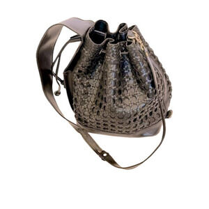 SUSU | ANNA WOVEN BUCKET BAG IN BLACK